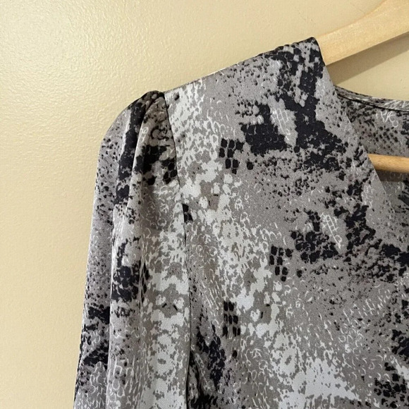 Dynamite| Sexy Silky Snake Print Silver Satin V-Neck Long Sleeve Bodysuit Sz XS - Picture 2 of 6